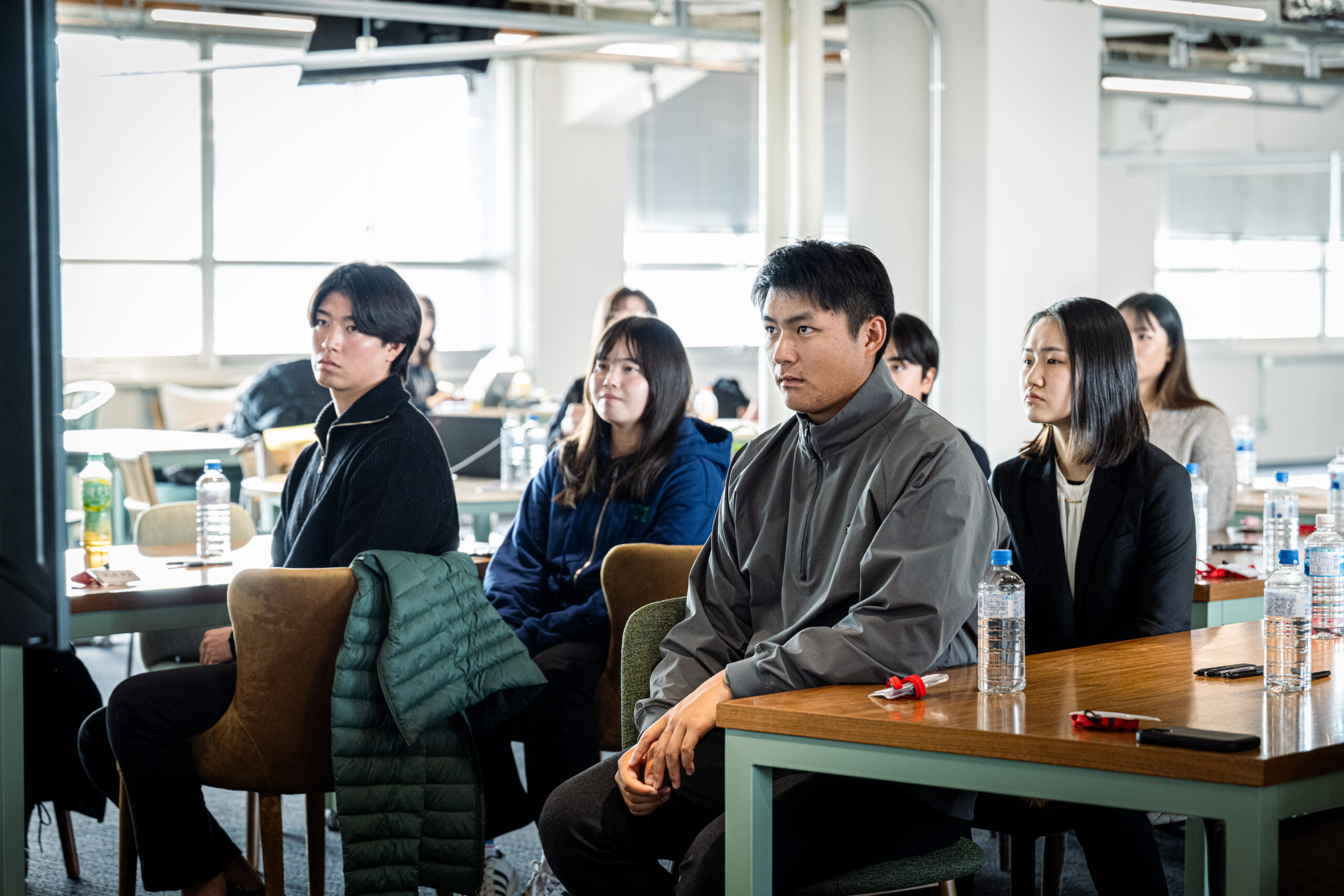 真剣な表情で松田丈志さんの講演を聞く参加者たち