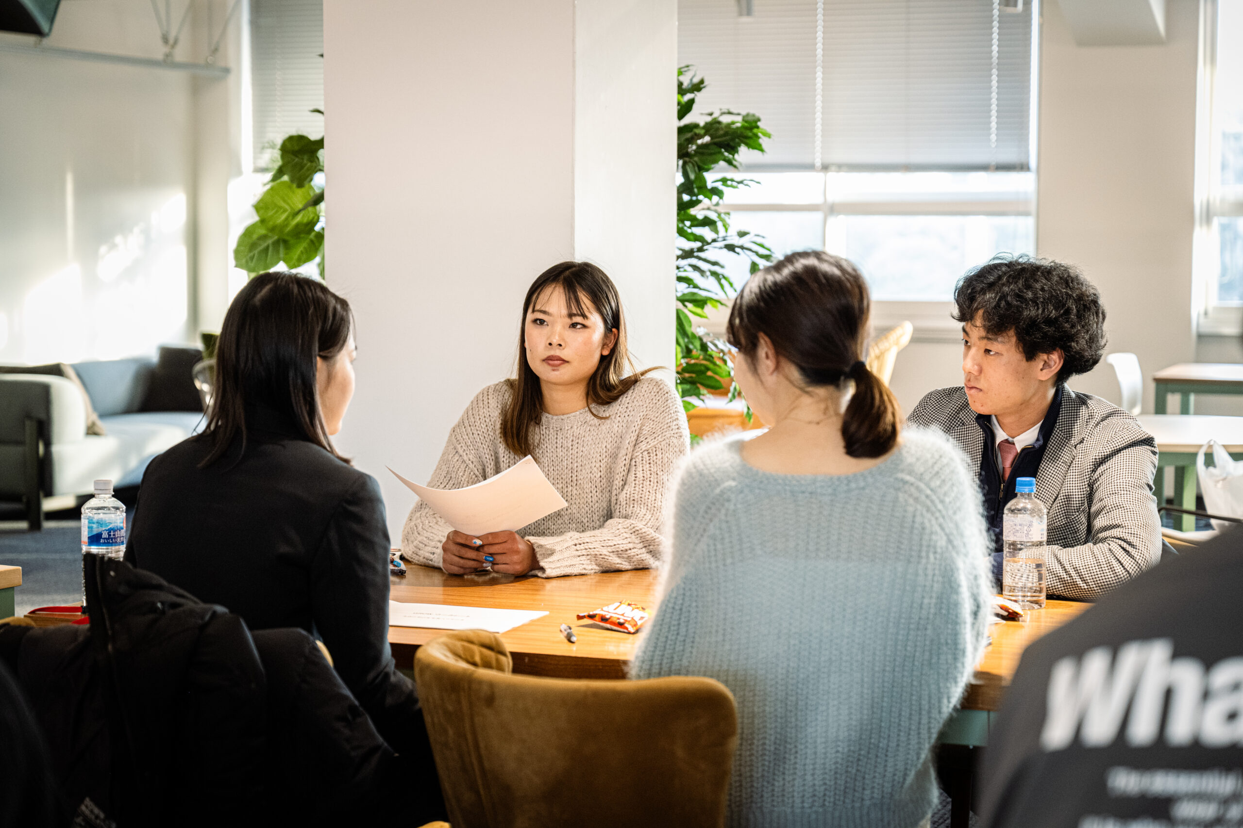 競技の異なる参加者が集まり、グループディスカッションを行う様子